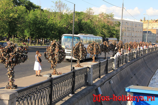 Деревья любви на набережной возле Болотной площади