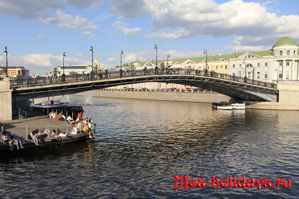 Лужков мост, фото с Болотной площади