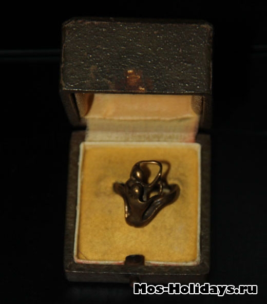 Кольцо, выполненное из бронзы «Неразлучные», Франция, 1930-1940 гг. в музее эротики Точка G