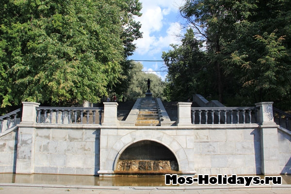 Памятник пловчихе на берегу Москвы-реки в Нескучном саду