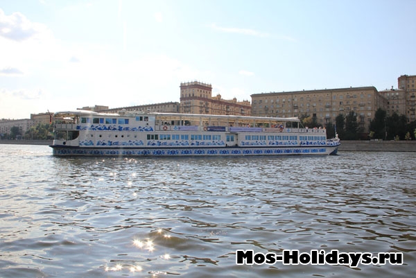 Теплоход по Москве-реке плывёт