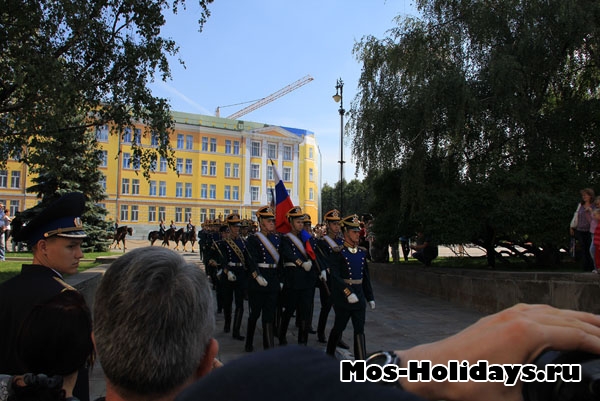 Церемония развода караулов в Кремле на Соборной площади