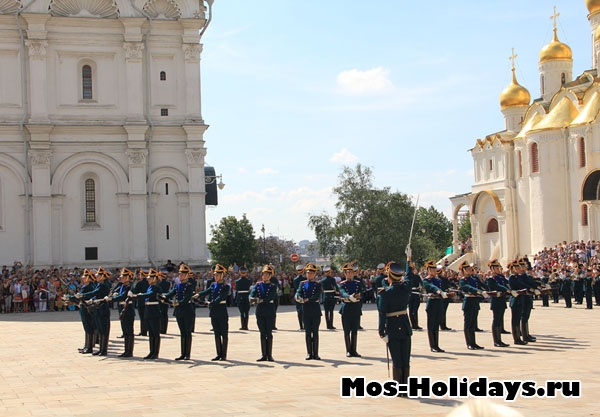 Церемония развода караулов на Соборной площади Кремля