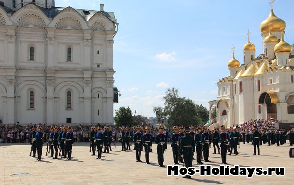 Церемония развода караулов на Соборной площади Кремля
