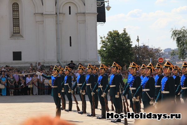 Церемония развода караулов на Соборной площади Кремля