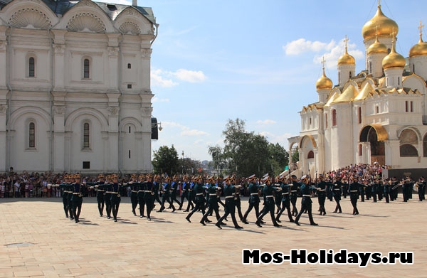 Церемония развода караулов на Соборной площади Кремля