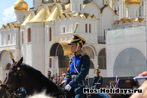 Церемония развода караулов на Соборной площади Кремля