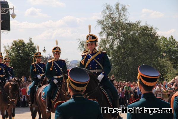 Церемония развода караулов на Соборной площади Кремля