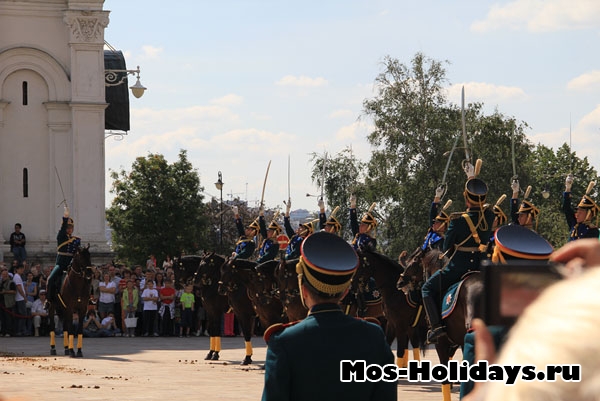 Церемония развода караулов на Соборной площади Кремля