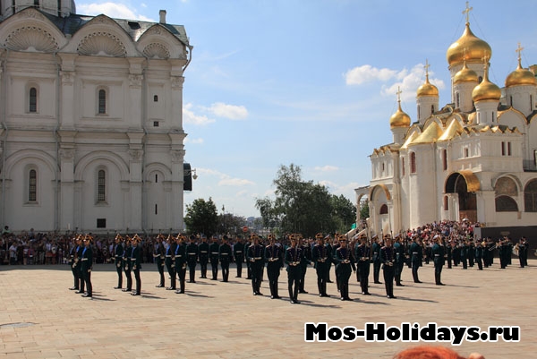 Церемония развода караулов на Соборной площади Кремля