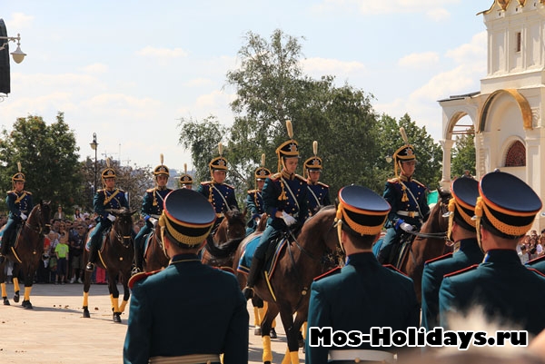 Церемония развода караулов на Соборной площади Кремля