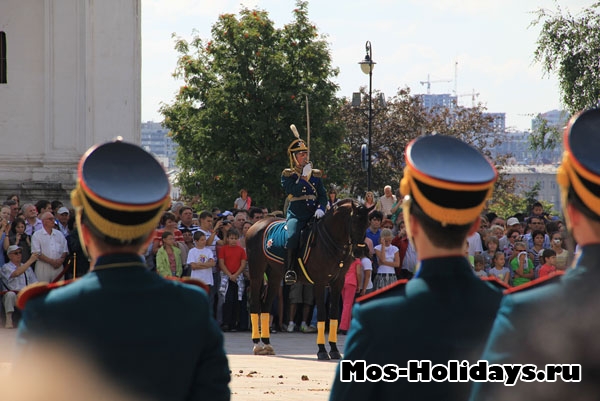 Церемония развода караулов на Соборной площади Кремля