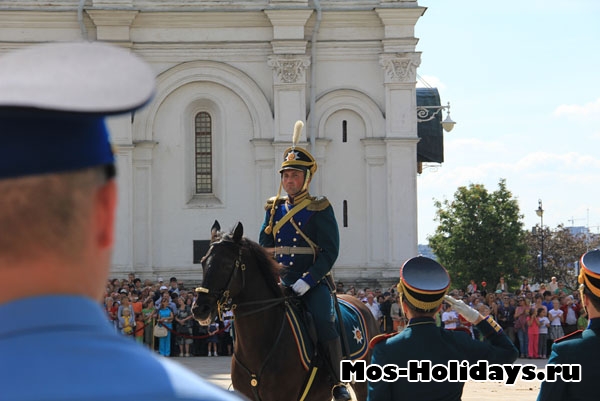 Церемония развода караулов на Соборной площади Кремля