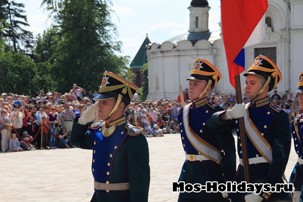 Церемония развода караулов на Соборной площади Кремля