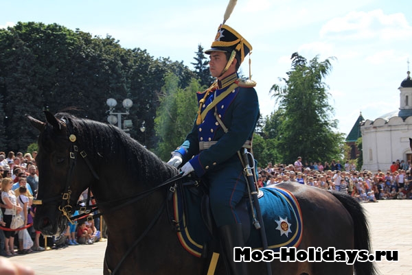 Церемония развода караулов на Соборной площади Кремля