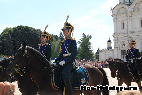 Церемония развода караулов на Соборной площади Кремля