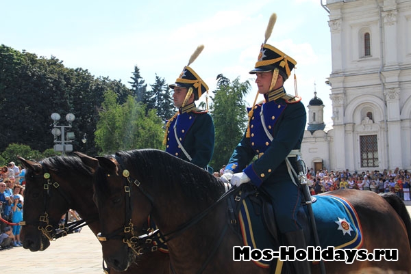Церемония развода караулов на Соборной площади Кремля