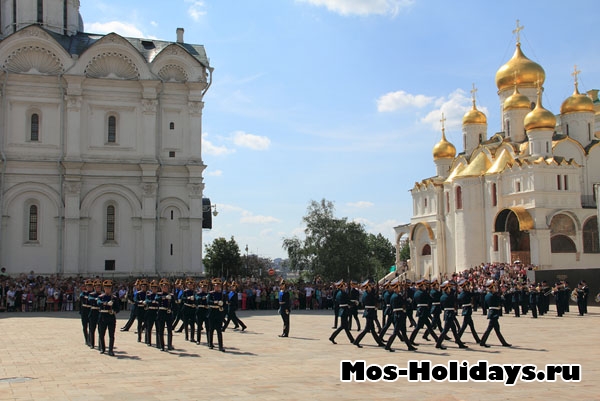Церемония развода караулов на Соборной площади Кремля