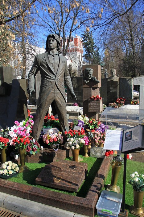 Могила Д. Хворостовского на Новодевичьем кладбище