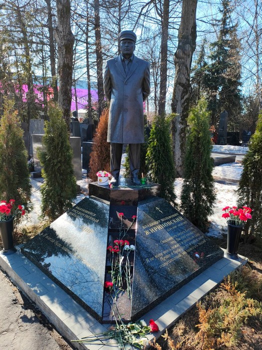 Могила В.Ф. Жириновского на Новодевичьем кладбище