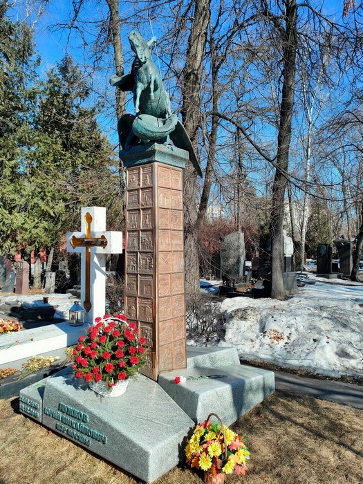 Могила Ю. Лужкова на Новодевичьем кладбище