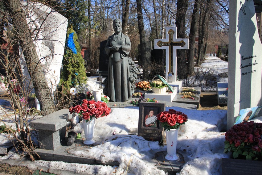 Могила Л. Зыкиной на Новодевичьем кладбище