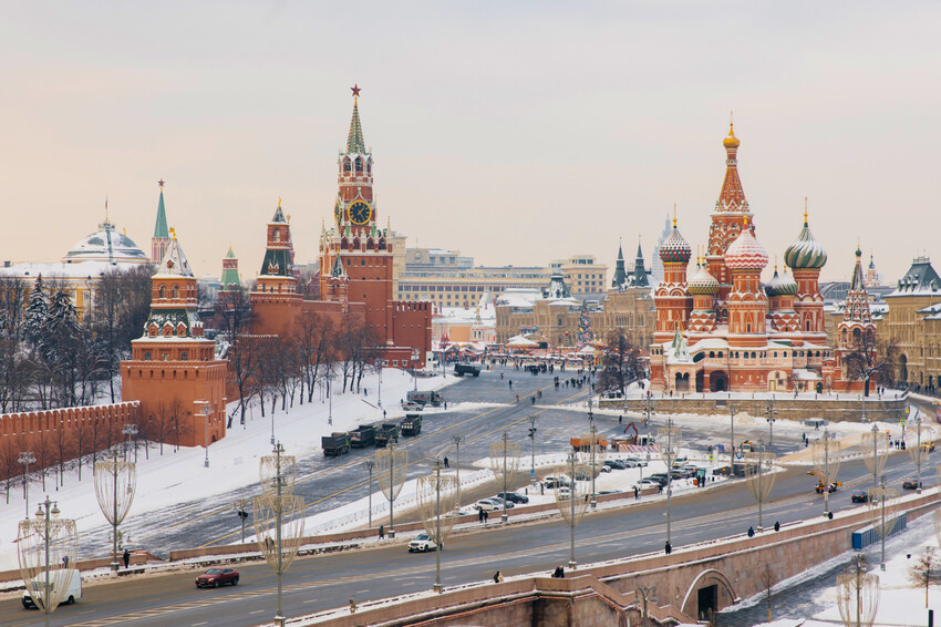 Васильевский спуск: Покровский собор, Константино-Еленинская, Спасская башни