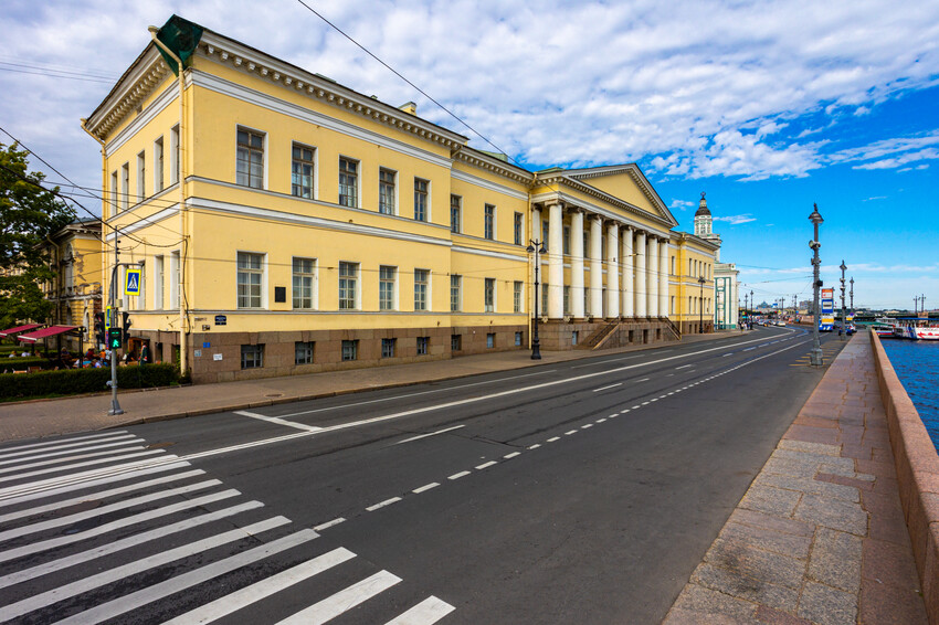 Академия наук в С.-Петербурге