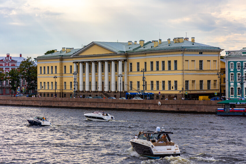 Академия наук в С.-Петербурге