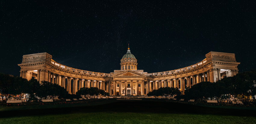 Казанский собор ночью, фронтальный вид