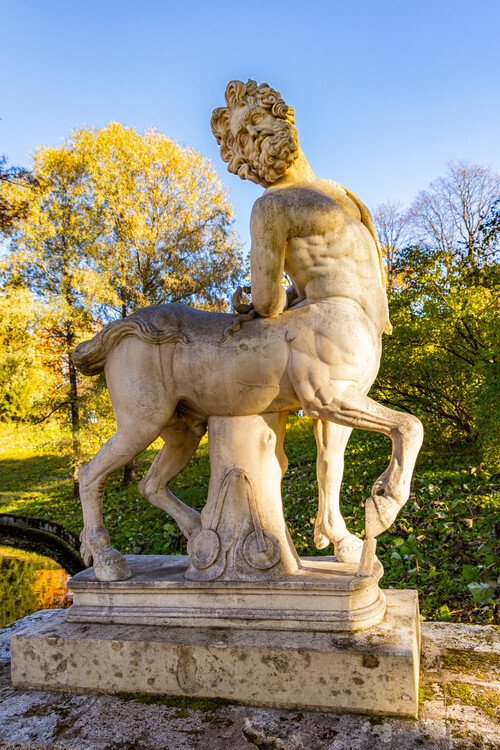 Кентавр на Мосту Кентавров в Павловском парке